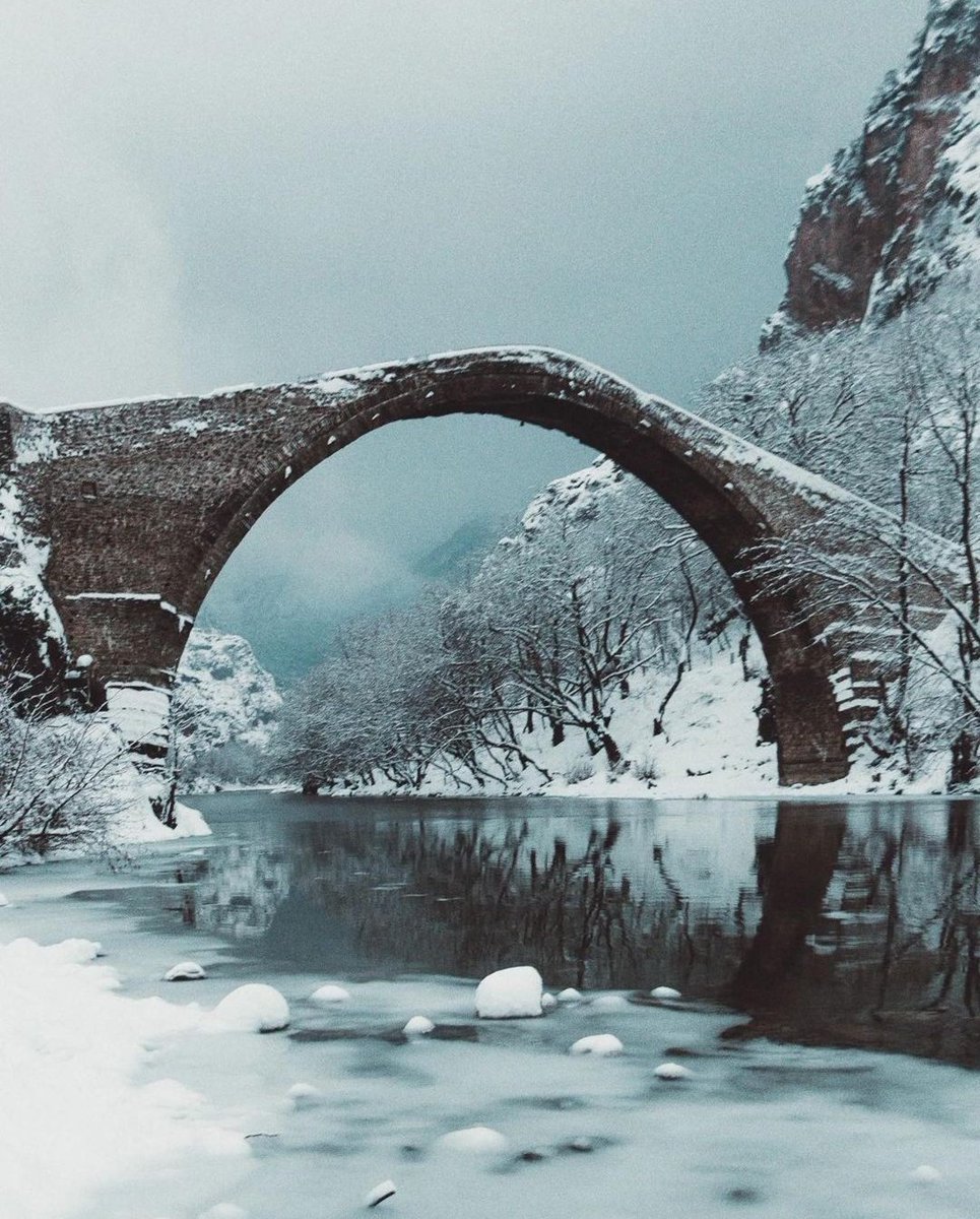 Stone bridge of Konitsa, Epirus 🇬🇷

📷wu_greece