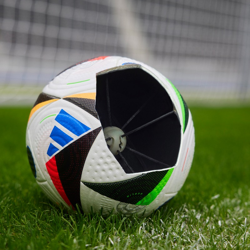 📌 Adidas'ın üreteceği EURO 2024 toplarında mikroçip olacak. Bu teknoloji, gol öncesinde elle müdahale olup olmadığını tespit edecek ve ofsayt kararlarında belirgin bir rol üstlenecek. 📌 Mikroçip, aynı zamanda VAR'a topun tam olarak oyuncunun neresine çarptığıyla ilgili…