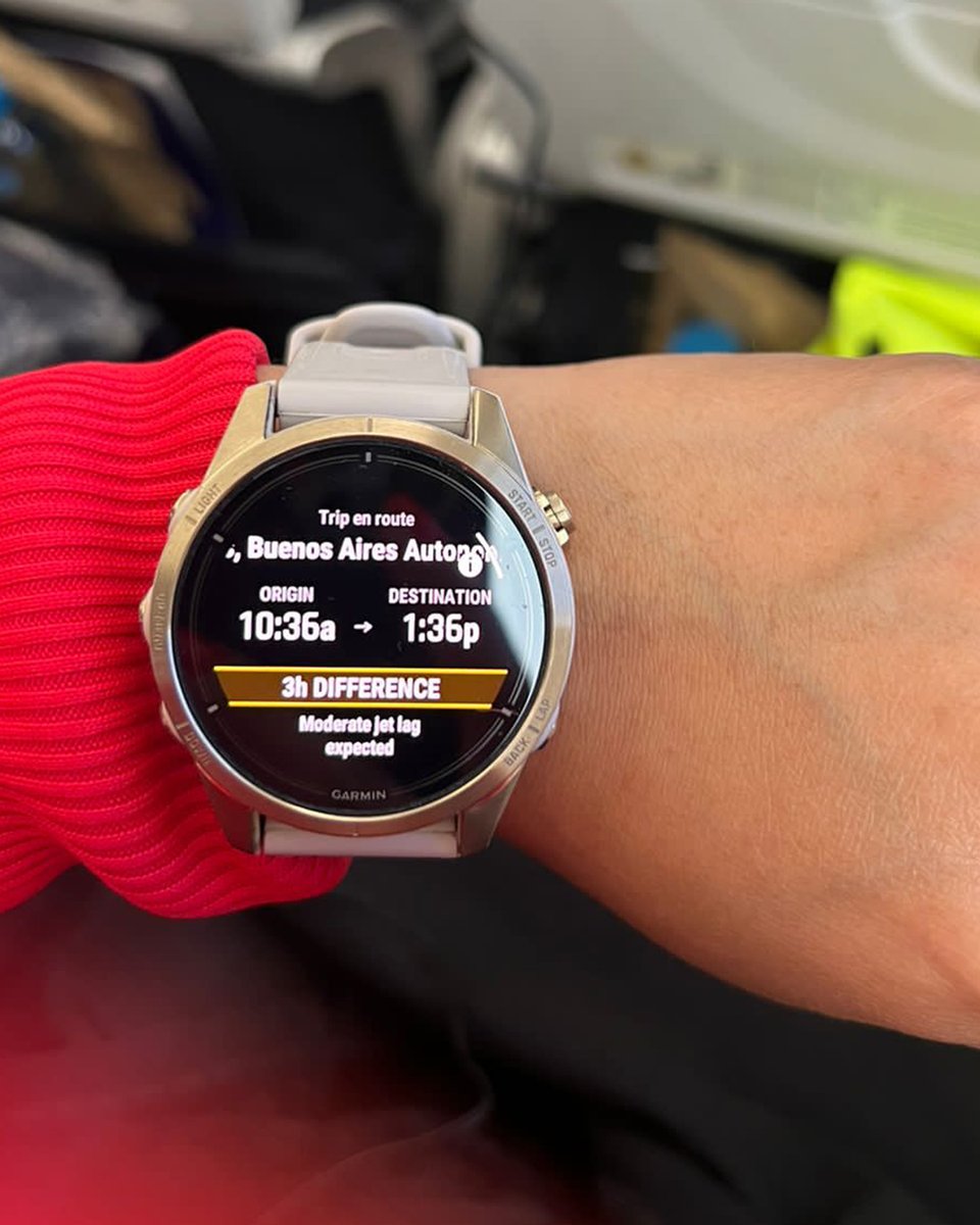 GarminMexico's tweet photo. 🏃♀️🏅 "Para un runner no existen fronteras" Medal monday. #EpixPro, el compañero perfecto para actividades que requieran resistencia, mapas y avisos de salud relacionados con tu viaje y tiempo de aclimatación a un nuevo huso horario (Aviso de Jet lag) https://t.co/v0OAF3Ktb7 https://t.co/AtndYFEwkL
