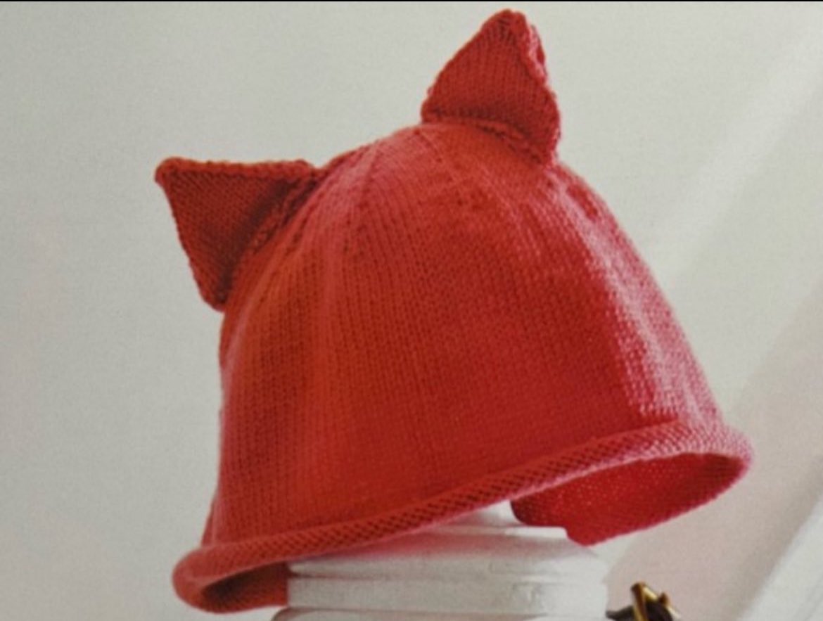 Knitted Cat Hat Pattern 😻 This hat is puuurfect for everyday wear or for special occasions. You could even embroider whiskers on it ☺️ dwcrochetpatterns.etsy.com/listing/132463… #MHHSBD #UKMakers #craftbizparty #womaninbizhour