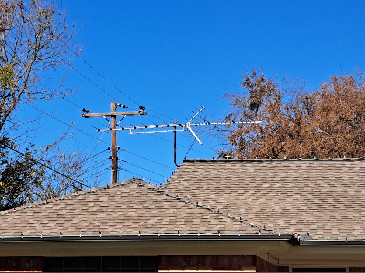 CowtownJ's tweet photo. Bought this when #RadioShack went out of business. Internet out? Media companies arguing? Storm? No problem. Get ya one!      @juniormiller @gordonkeith @GeorgeDunham @GreatDonovan @corbydavidson @SportsSturm #oldschool #antenna #cutthecord https://t.co/omErxGRWuw
