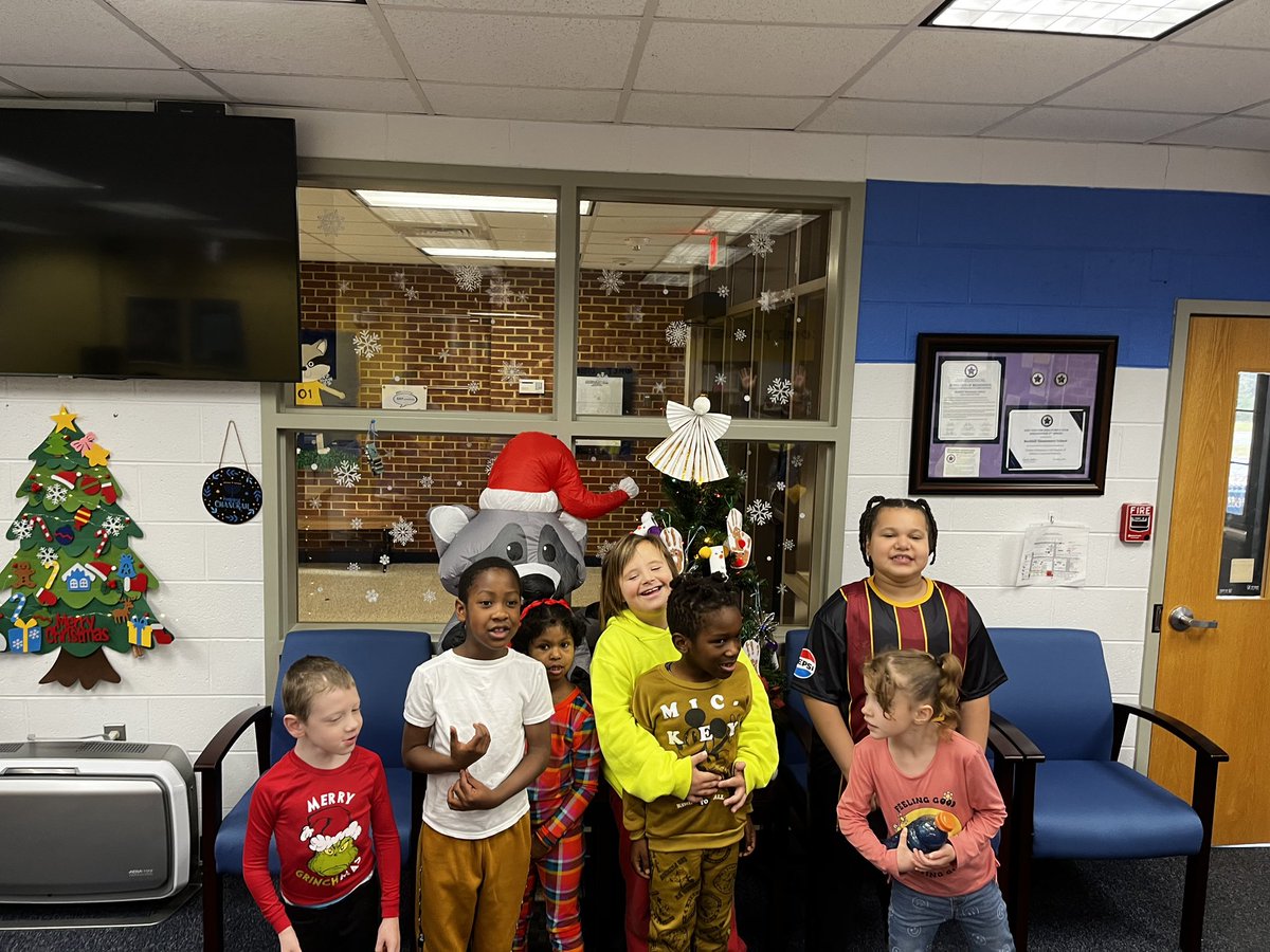 One of my favorite RES traditions!🎄 #RESBelieves #ElevateStafford <a href="/RockhillES/">Rockhill Elementary</a>