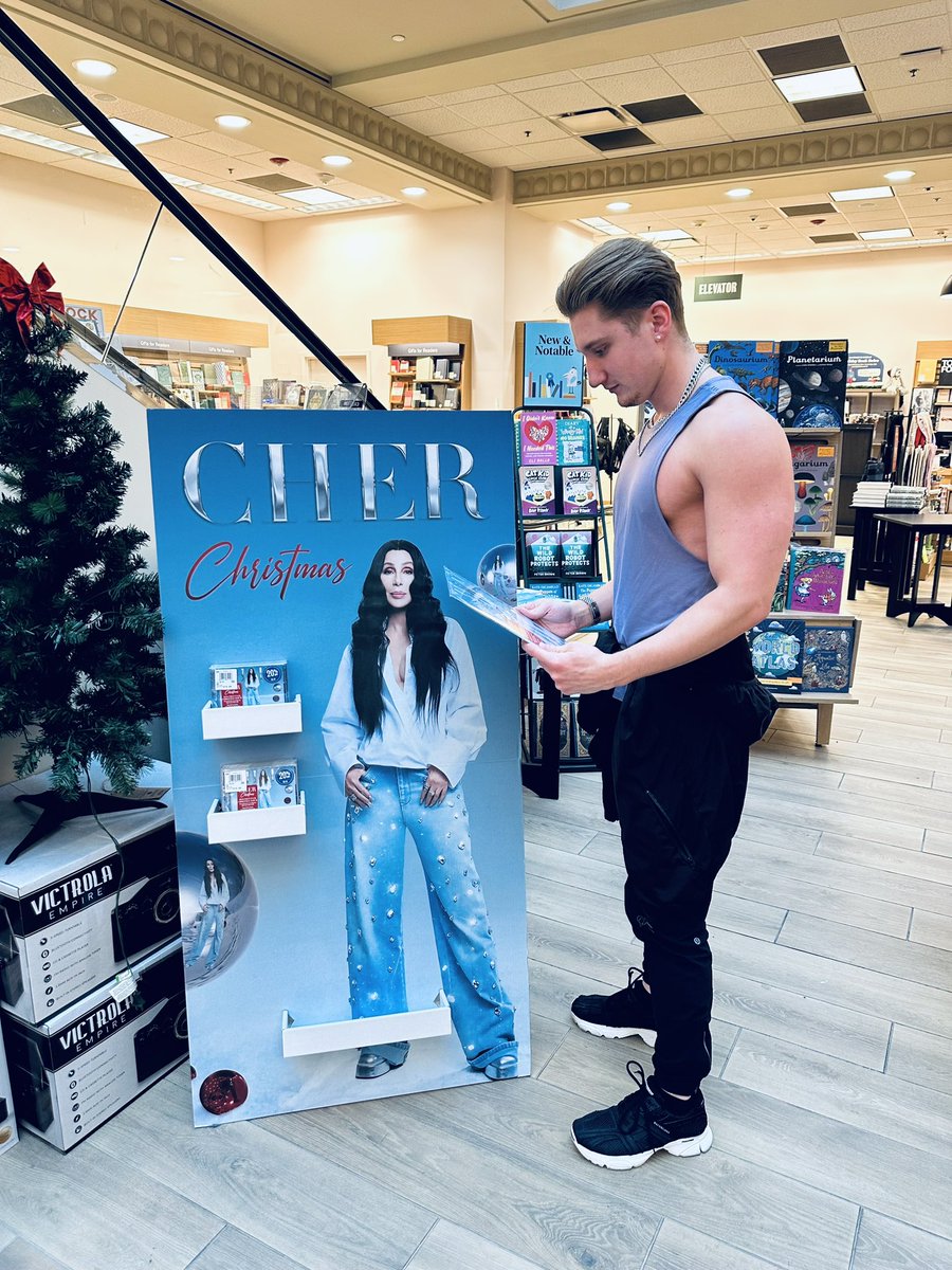 Ro Cher Fan tweet media