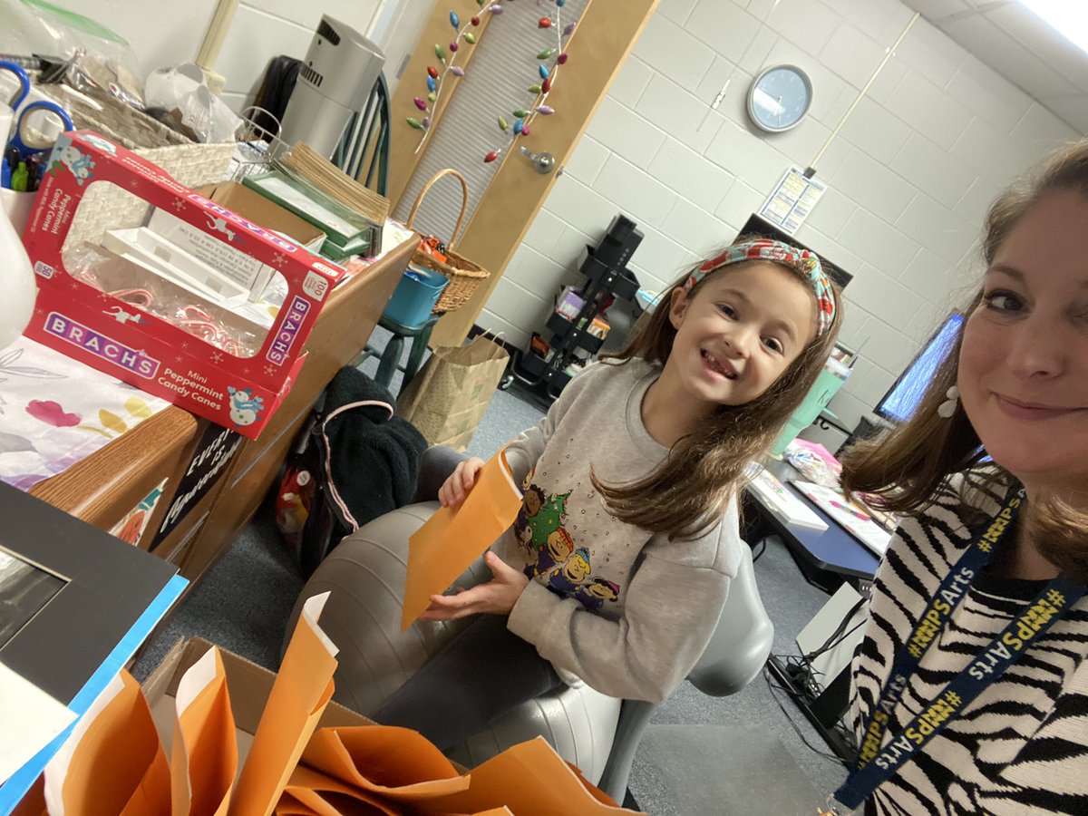 KSheeSmith's tweet image. Had the cutest little Elf helping me stuff holiday goodies for the #NNPSArts Teachers tonight 🎄❤️🎄
