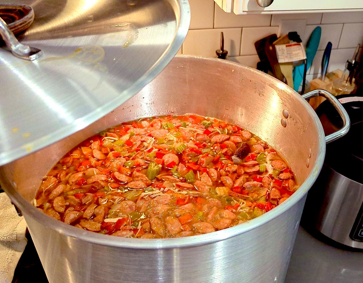 Feedthestreets2's tweet image. Massive batch of gumbo going out this evening to houseless folks! Please contribute to help more meals get out to the streets! Venmo pdxfeedthestreets or cashapl FTSPortland ❤️🖤❤️