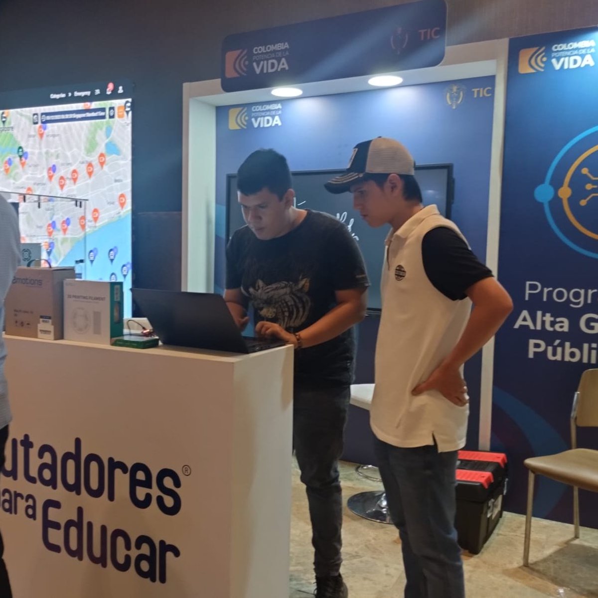 En el primer día del programa de #AltaGerenciaPúblicaTIC en Cartagena, le contamos a más de 50 nuevos mandatarios regionales y locales, sobre la importancia de la implementación de los #LaboratoriosDeInnovaciónEducativa que entrega el <a href="/Ministerio_TIC/">Ministerio TIC</a> a través de <a href="/CompuParaEducar/">Computadores para Educar 💻</a>.