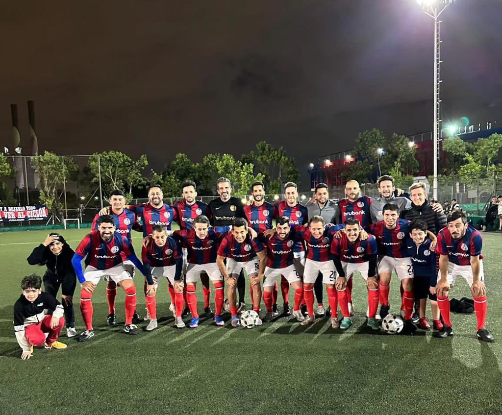 ⏱ ¡Arrancó el partido en Ciudad Deportiva!

#SanLorenzo ya está jugando ante Almirante Brown, por Copa Argentina.

📋 Así forma el conjunto azulgrana:

Vázquez; Paredes, Gallardo, Mattiuzzo, Voboril; Pugliara, Paruolo, Ortiz, Romagnoli; Bottinelli, Abreu.