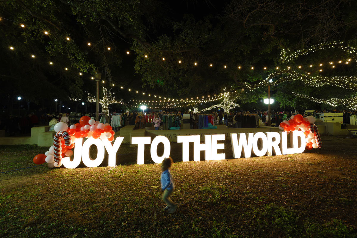 Baylor's tweet image. The sign says it all. 👼

📍 #BaylorChristmas on 5th