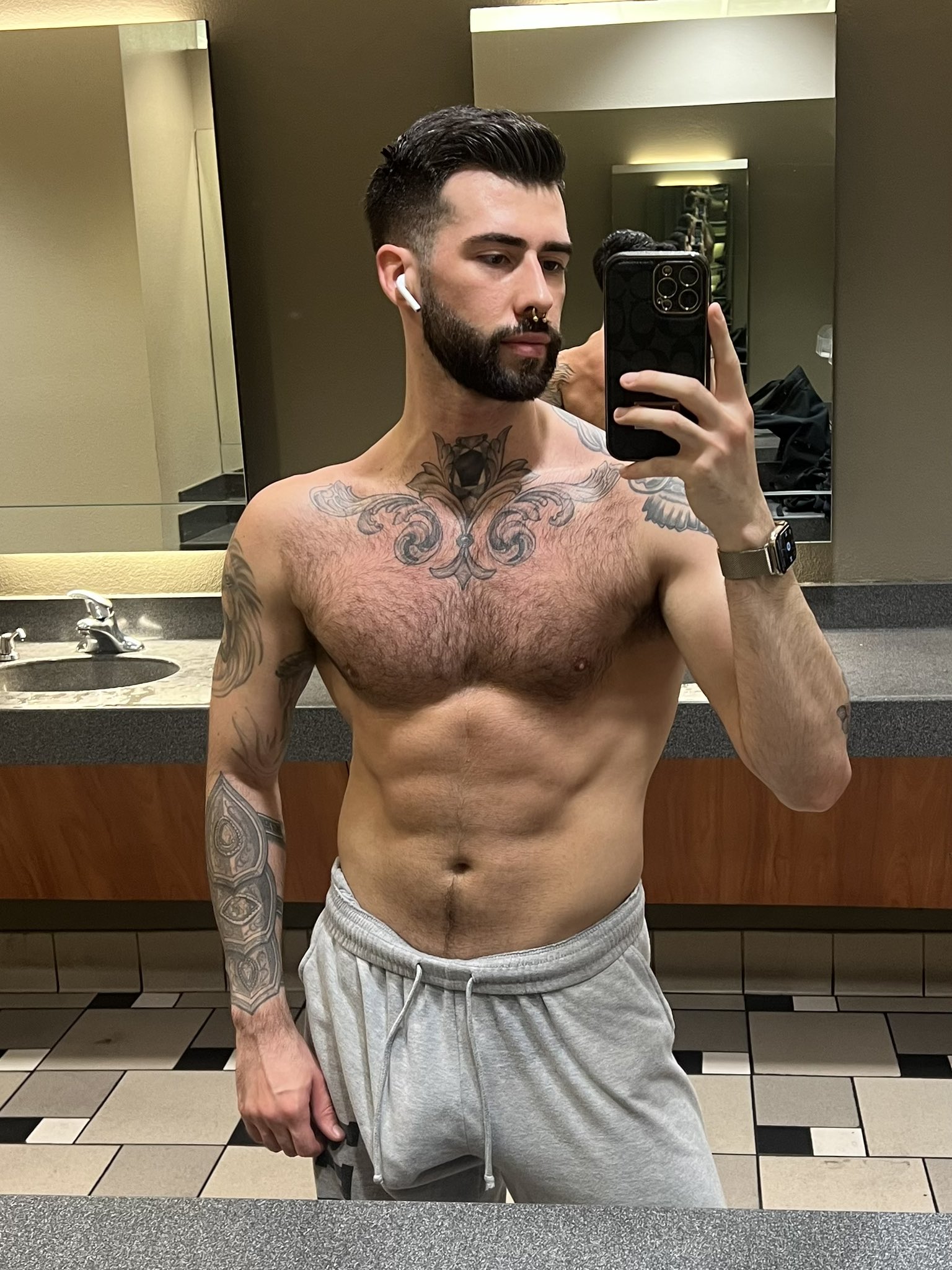 Tis the season #greysweatpantschallenge https://t.co/72GnhPG4Tr