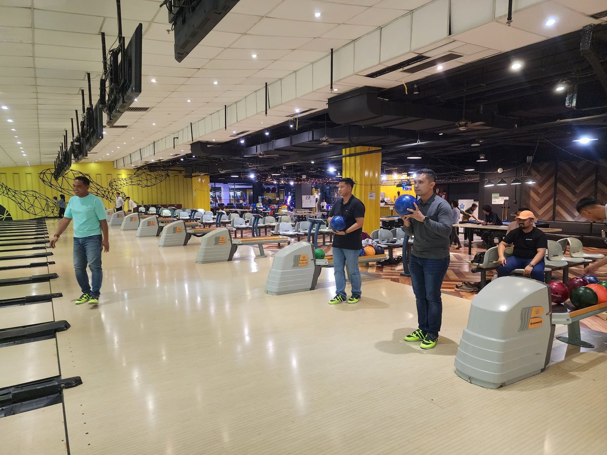 LMS_113's tweet photo. “Being a family means you are part of something very wonderful.”
4 Dis 23 - Aktiviti sukan bowling dan majlis makan malam telah dilaksanakan bagi mengeratkan lagi hubungan silaturrahim sesama Pegawai KD BADIK.
#kdbadik113
#devotedtoexcellent https://t.co/Azi3aJzHj8