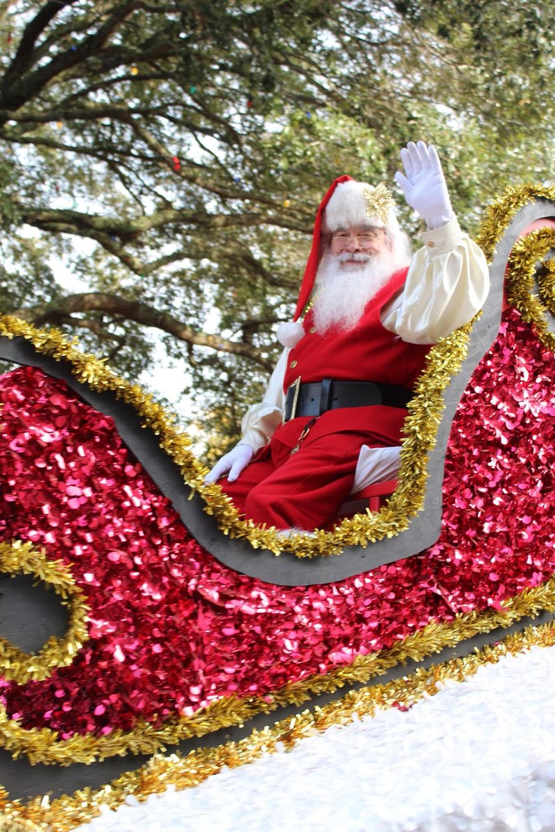 VisitNatch's tweet image. Check out our parade photo album on the Natchitoches Tourism Facebook page! Up next is the second drone show of the holiday season. Grab a seat on the riverbank Saturday the 9th and enjoy the show! #GoNatchitoches #natchitoches #natchitocheschristmas