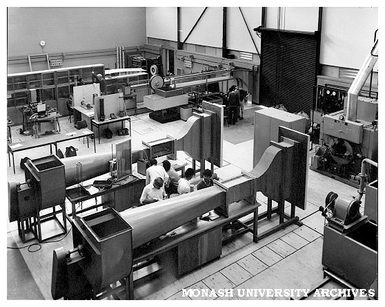 Let's go back to the 1960s to have a look at some science labs from @MonashUni's earliest days! Because @Monash_Science was one of Monash's first faculties, the science buildings were some of the first to be built at Clayton. This is what some of them looked like inside.