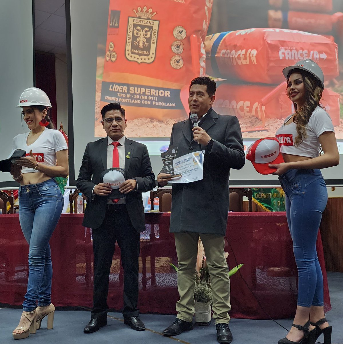CementoFancesa's tweet photo. ↪️El Colegio de Ingenieros Civiles de Potosí entregó un merecido reconocimiento a  FANCESA, por su importante contribución a la realización del Congreso Boliviano de Ingeniería Estructural.
Asistieron más de 350 participantes de todo el país, en su mayoría estudiantes del ramo. https://t.co/Aq3mDNftkd