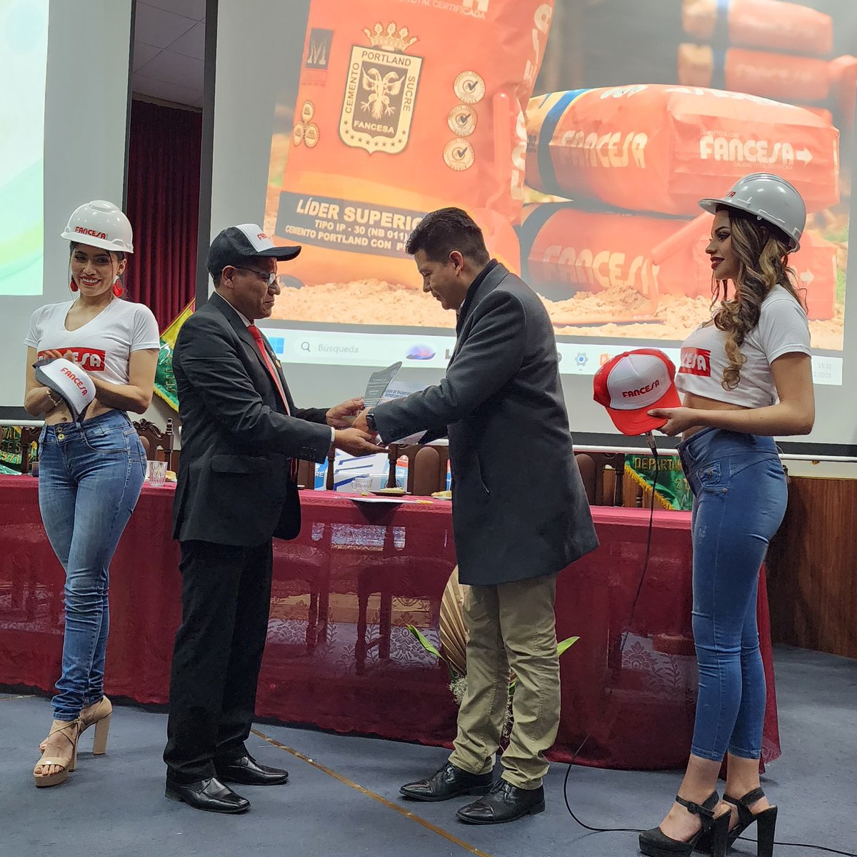 ↪️El Colegio de Ingenieros Civiles de Potosí entregó un merecido reconocimiento a  FANCESA, por su importante contribución a la realización del Congreso Boliviano de Ingeniería Estructural.
Asistieron más de 350 participantes de todo el país, en su mayoría estudiantes del ramo.