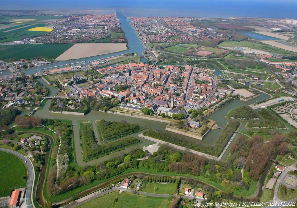 renflementbrun's tweet photo. @FrDesouche Du Vauban !
Fortifications Vauban de Gravelines, sur une base de muraille médiévale : https://t.co/1BJvrJxoaY