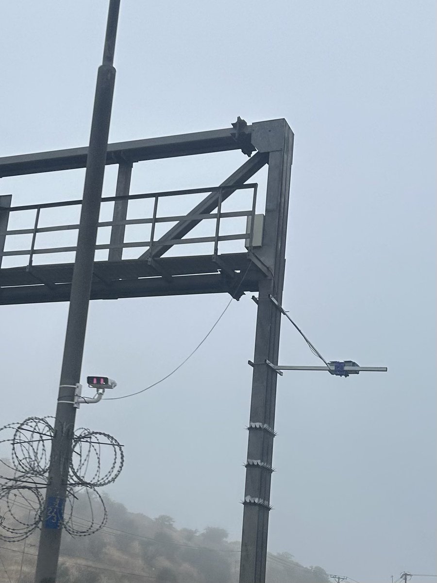 fran_cz1982's tweet photo. @AutopCentral que son esas cámaras que apuntan la ruta hacia el norte altura de San bernardo antes de colon??, esa estructura no es pórtico y las cámaras apuntan de frente y posterior al pasar y 400 mts mas al norte esta el pórtico de colon. Espero que no sea un cobro adicional. https://t.co/rnOeynEtQd