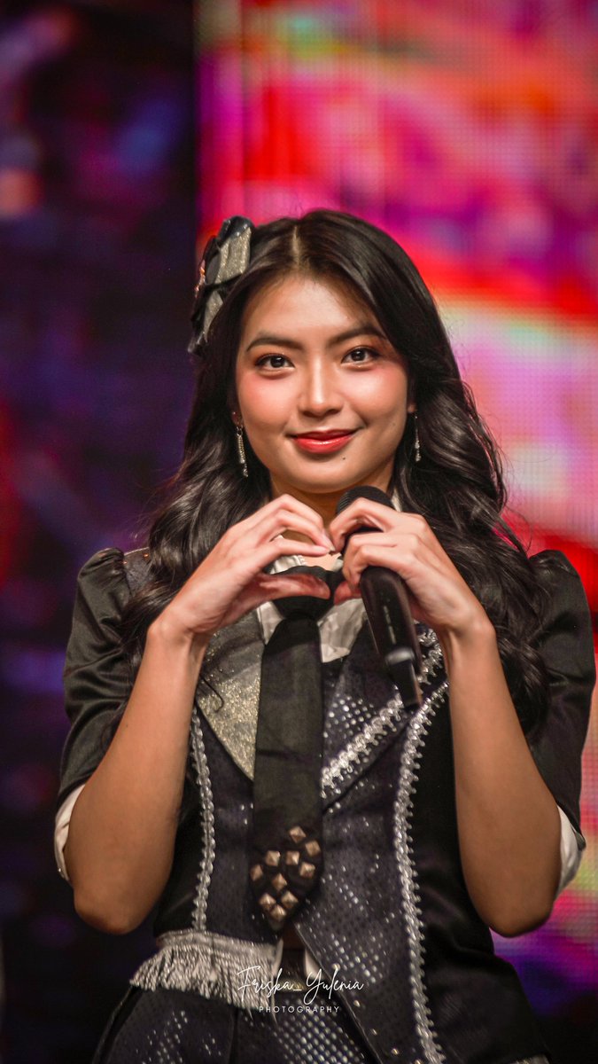 Selamat pagi <a href="/S_GraciaJKT48/">.</a>
•
Dapet love sign ni pagi pagi dari mbahejo 🫶