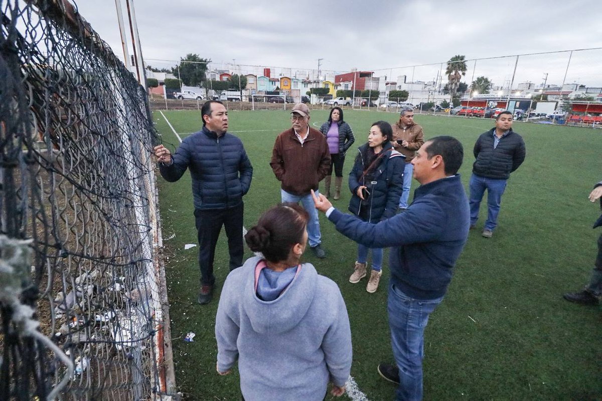 RobertoCabreraV's tweet photo. 👉Esta primera semana de diciembre, la arrancamos desde el Parque Las Águilas Tercera Sección, en donde realizamos una supervisión a los trabajos que Servicios Municipales llevó a cabo en este espacio, como la limpieza, poda, bacheo y el cambio de 10 lámparas. #EquipoSJR 🙌✨ https://t.co/BKe7eIgTsr