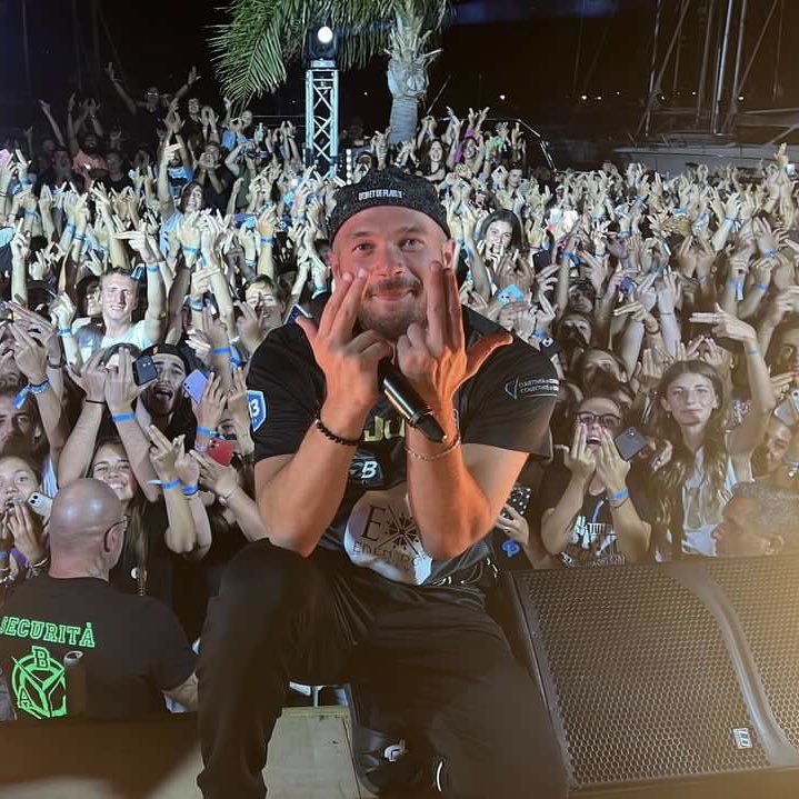 momodetp's tweet photo. Jul c’est pas du rap c’est la fusée on dira 🤯

Rdv le 8 décembre pour l’album 👽 https://t.co/bEUE3lB438