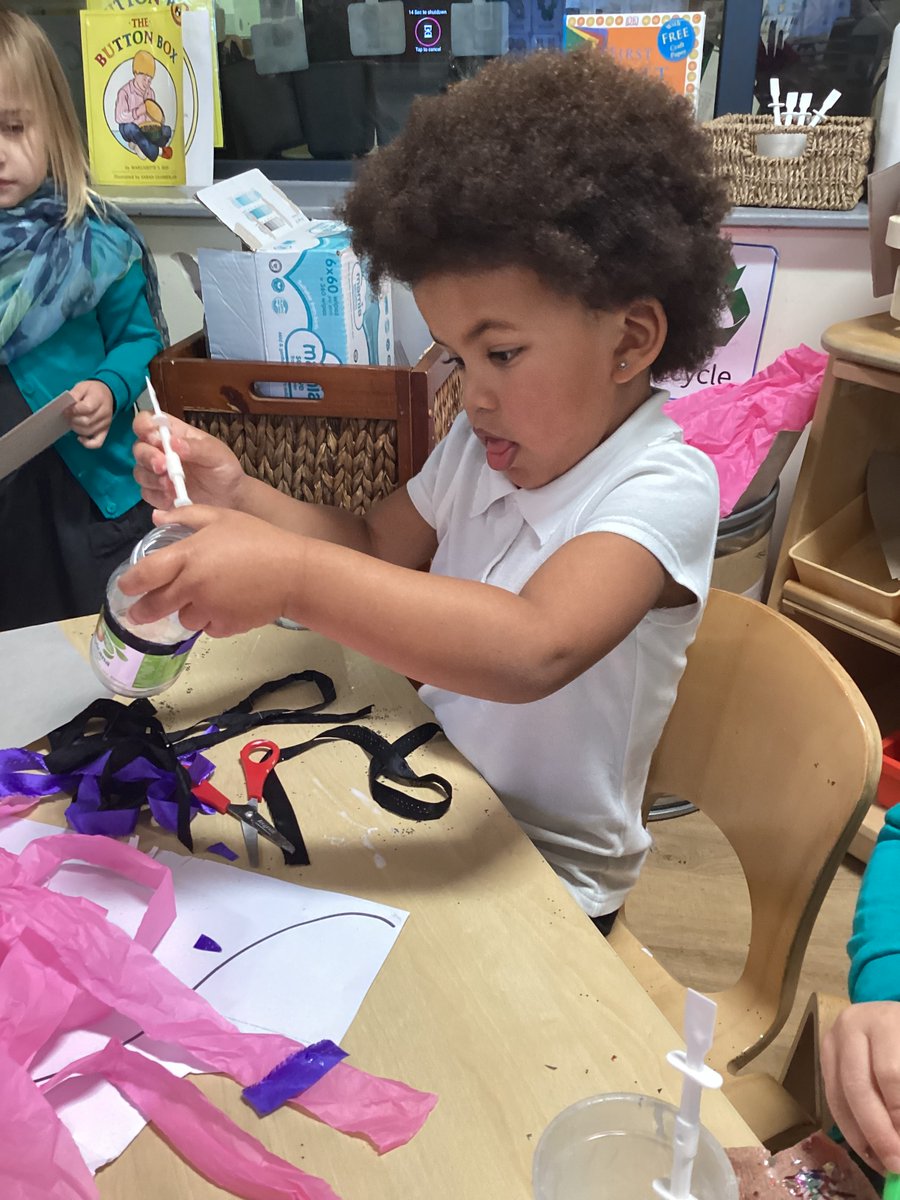 EndikePrimary's tweet image. Some super rocket designing and making today in EYFS.  Sending messages to the Moon Pins to say hello from Earth @canigoandplay @EYFSDRET1  #adventureisland