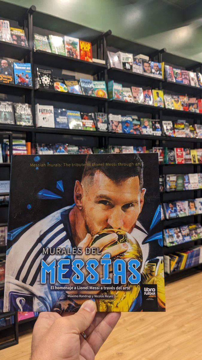Compralo en la librería de @LIBRO_FUTBOL: Av. del Libertador, 6898 (CABA).

O por la web: librofutbol.com.ar/product-page/m…

#Messi #LionelMessi #LeoMessi #Messi𓃵 @MaxoRandrup
@nicosampler