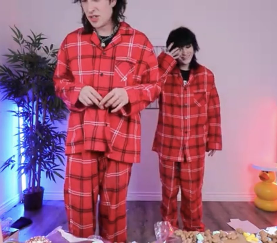 p_jan5's tweet photo. Siblings coming downs stairs on the 25th to look for presents under the Christmas tree: https://t.co/N66pKkbgek