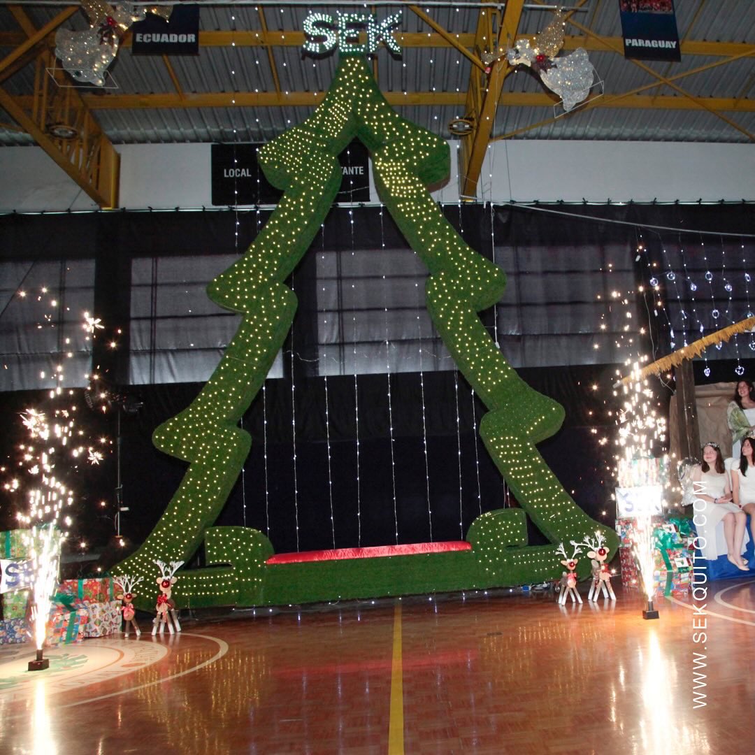 SEKQuito's tweet photo. El conteo regresivo empezó 3️⃣, 2️⃣, 1️⃣... y destellos de luces abrazaron al árbol de navidad ✨🌟, dando así la bienvenida a diciembre 🎄.

Nuestra comunidad SEK disfrutaron de villancicos, coreografías navideñas y disfrutaron de un chocolate caliente con galletas navideñas 🍪. https://t.co/qxkkFeK0OI