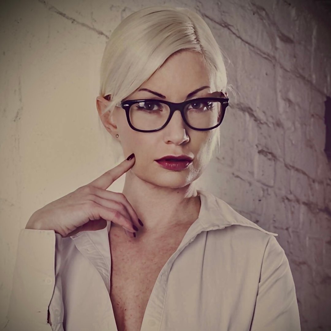 Anamnesegespräche sind immer etwas Detektivarbeit!
.
.
.
.
.
.
.
#redlips #blonde #model #photography #me #myself  #glassesgirl #glasses #glassesfashion #glassesstyle #glassesaresexy