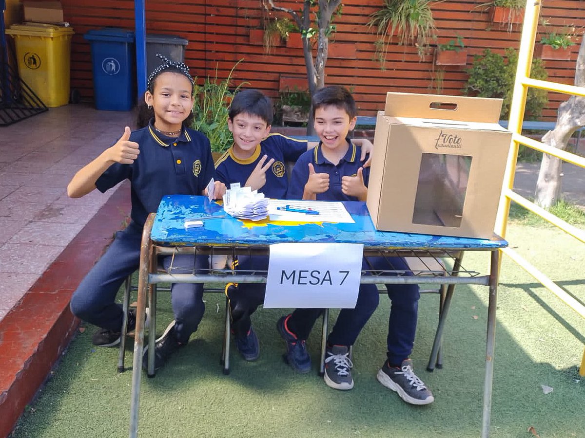 CIVIX_Chile's tweet photo. Recorriendo Chile con Voto Estudiantil 🇨🇱🌎😌 Nos llena de alegría ver cómo el programa cobra vida al brindar a niñas/os y jóvenes la oportunidad de vivir de cerca la experiencia de un proceso de votación 🗳️ Gracias a l@s docentes que lo han hecho posible 💙 https://t.co/Ag50kxdFDo