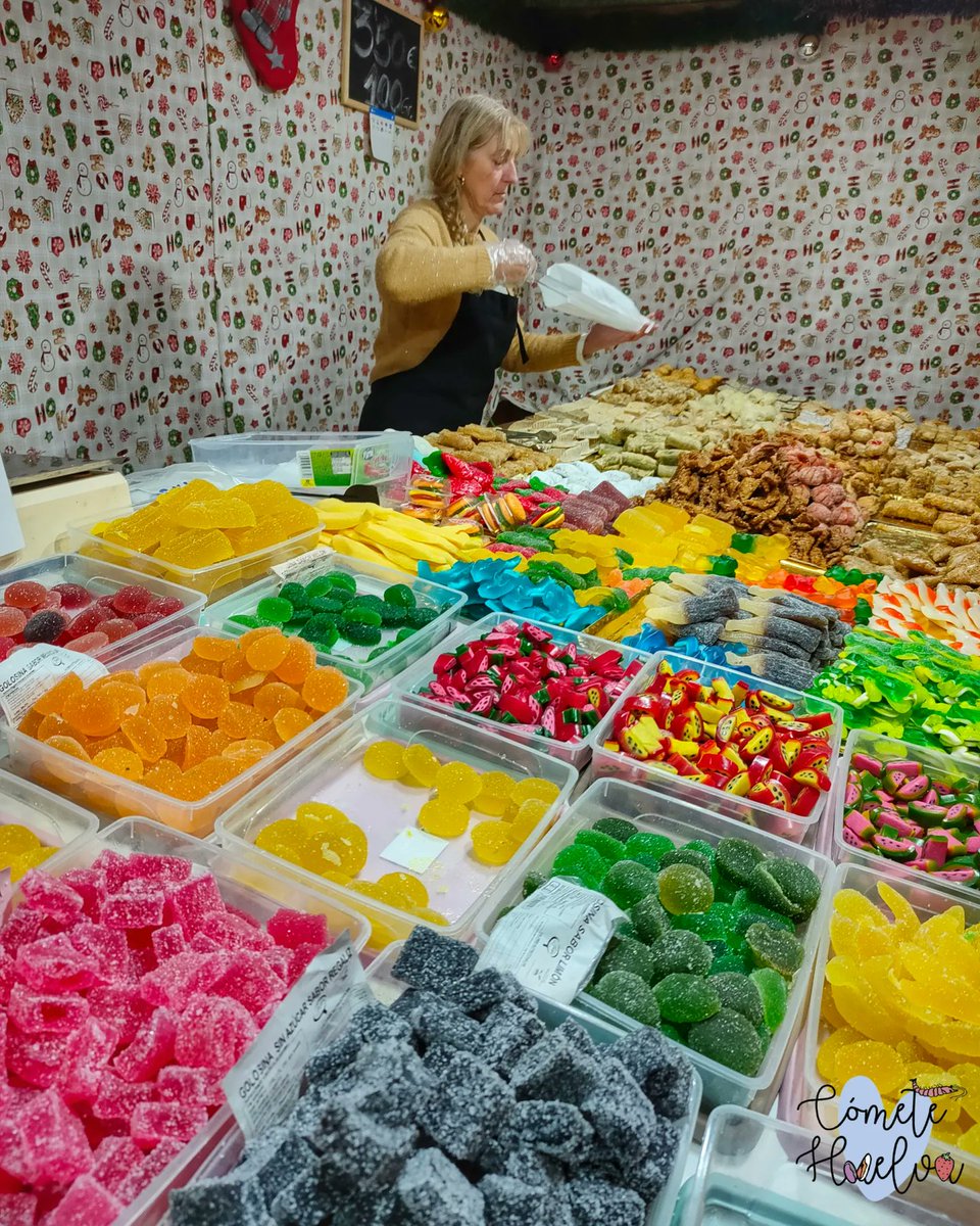 Ayer estuvimos comiéndonos Huelva en el Mercado Navideño de la Plaza de las Monjas 🎄 ¡No os vayáis sin probar el "azul de Huelva" de Quesos Doñana! 🤤 ¡Inefable! 🧀