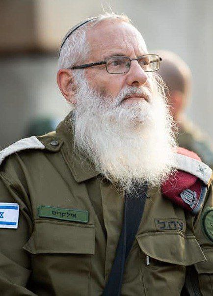 narrativeflow_'s tweet photo. El rabino que realizó varios escritos sobre la defensa de Israel mediante la "violación de mujeres, Eyal Karim, ha sido nombrado rabino jefe del ejército israelí. Este criminal alentaba a los soldados a violar mujeres durante tiempos de guerra. https://t.co/bjxTFpmkqy