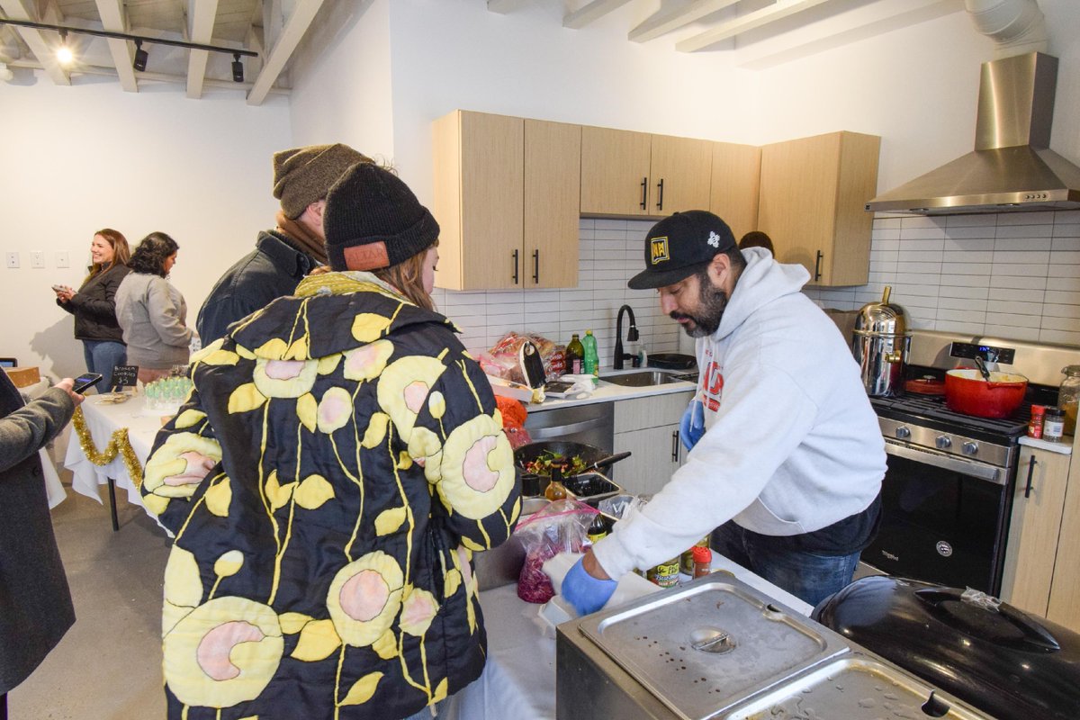homewisenm's tweet photo. Thanks to all who came to our El Camino Crossing Holiday Pop-Up Market! We enjoyed meeting you, shopping locally, and eating delicious food.
 
Shoutout to the amazing vendors who made this pop-up possible! 
 
Learn about our El Camino Crossing community... https://t.co/HZc4bxQc3p https://t.co/WJEsuuBa2u