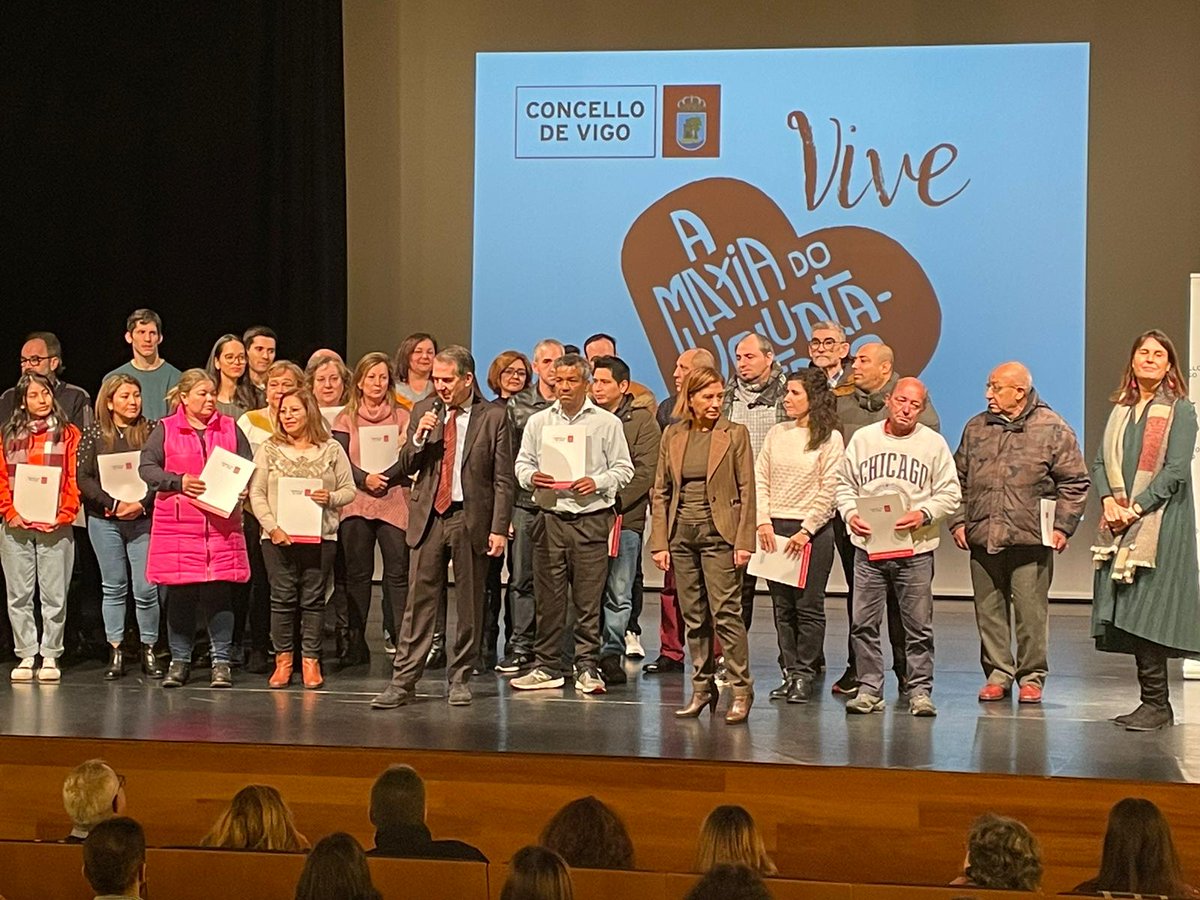Atelier_SOCIAL's tweet photo. Esta mañá @abelcaballero acompañounos no auditorio do Concello entregando os diplomas aos voluntarios/as que participaron nas actividades formativas deste ano impartidas por @Atelier_SOCIAL
Concello, entidades e persoas voluntarias celebraron así o
#DiaInternacionalDoVoluntariado https://t.co/YF9dMNMyGD