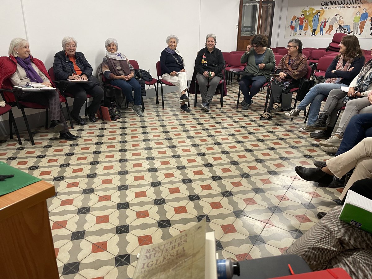 monescri's tweet photo. Alcen La Veu nos reunimos para dialogar y proponer pasos hacia una iglesia sinodal y cuidadora. #Hastaquelaigualdadseacostumbre ⁦@donesalcemlaveu⁩ ⁦@revoltadones⁩ ⁦@hagase_st⁩ ⁦@HOAC_vlc⁩ a https://t.co/LNhe72USgJ