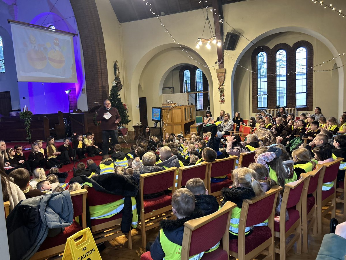 EastfieldPSHull's tweet photo. EYFS and KS1 thoroughly enjoyed the Christingle service at @stmartinshull1 Thank you Reverend Hill for having us! #epsre https://t.co/woimpUrio4