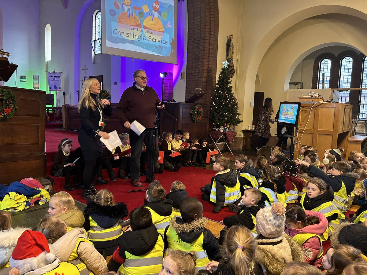 EastfieldPSHull's tweet photo. EYFS and KS1 thoroughly enjoyed the Christingle service at @stmartinshull1 Thank you Reverend Hill for having us! #epsre https://t.co/woimpUrio4
