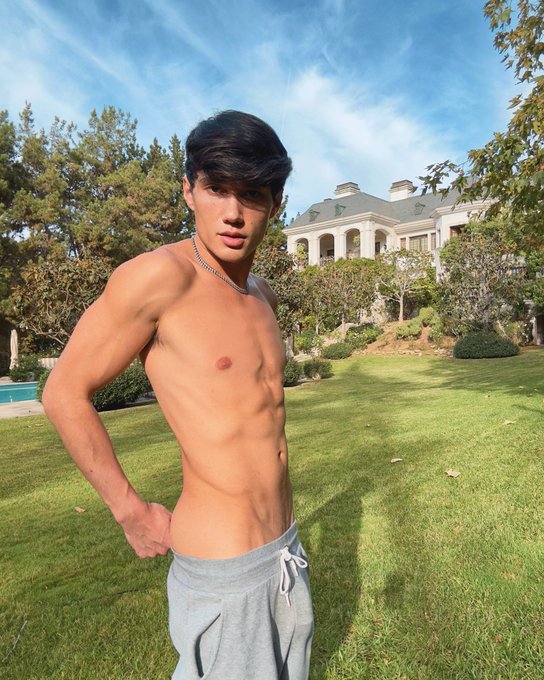 Keep your pants low and standards high~ https://t.co/oMfPXGlTCl