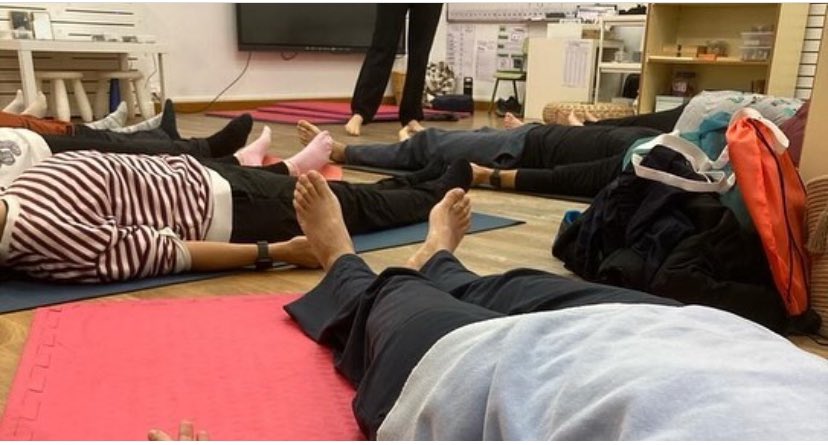 pepateca's tweet photo. Hoxe tivemos o III Obradoiro da Escola de nais e pais. Descubrimos diferentes propostas para combater o sedentarismo e rematamos cunha sesión de ioga e meditación #bescolaresgalabertas #FamiliasnaBE https://t.co/fXRyQ36NzV