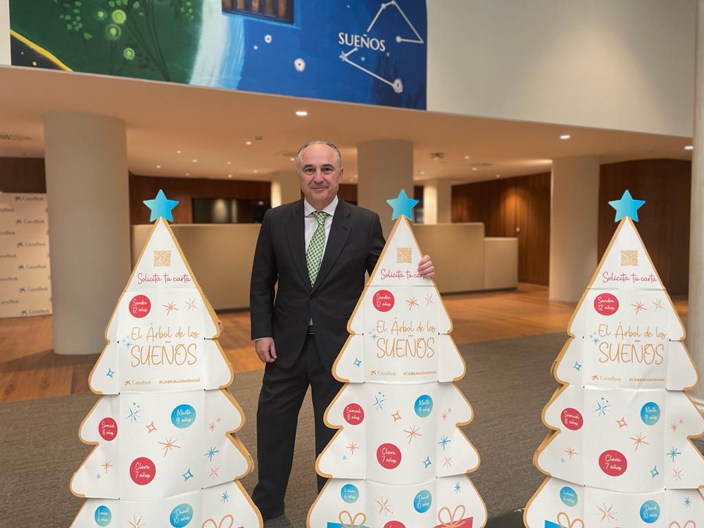 Estas #Navidades 🎄✨, con el #ÁrboldelosSueños, respondemos a las cartas de 6.500 niños y niñas andaluces en situación de vulnerabilidad para transformarlas en sueños cumplidos. ✉️🎁#CABKAccionSocial. <a href="/caixabank/">CaixaBank</a>