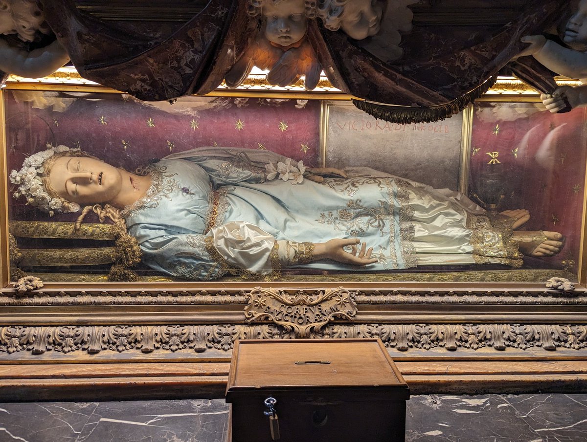 crimhistoria's tweet photo. La Capilla Cornaro, con la excelsa Santa Teresa de Bernini, hace que las reliquias de Santa Vittoria, justo enfrente, pasen desapercibidas. Uno de los corpi santi modelados en ceroplástica más impresionantes de Roma. 

Ojo a los detalles de los dientes y de los huesos de la mano https://t.co/AUBaEmkr6z