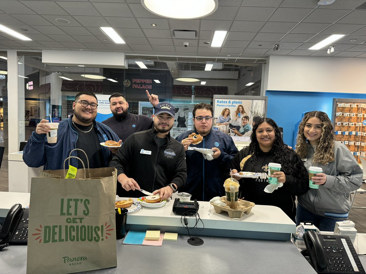 MartinSalgadoVA's tweet photo. Last month of the year! #Highrollerz getting ready to sleigh the holiday season🎄🎁💰 Thank you Samsung for the awesome breakfast! @MASMakeItMatter @LifeAtATT @theeastregion https://t.co/9sf7PVaRnQ