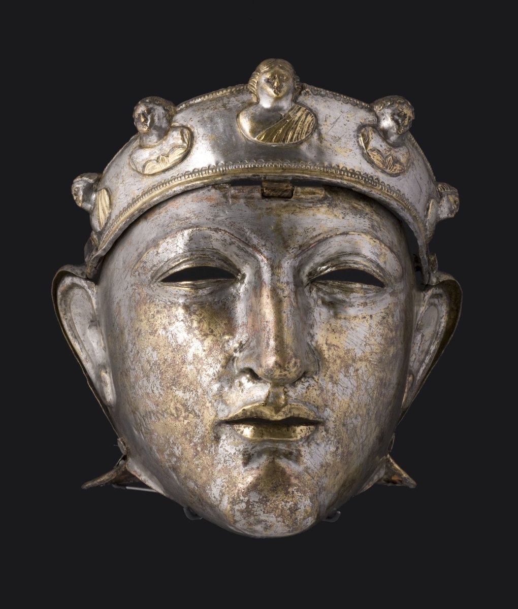 #ClassicsAdventCalendar - Day 4: The Nijmegen Helmet Visored cavalry display helmet: ca. Early 2nd Century AD. The diadem is embellished with miniature busts, with the name 'Marcianus' scratched into the right cheek. #Roman Image: Valkhof Museum. Link - valkhofmuseum.nl/en/verdieping/…