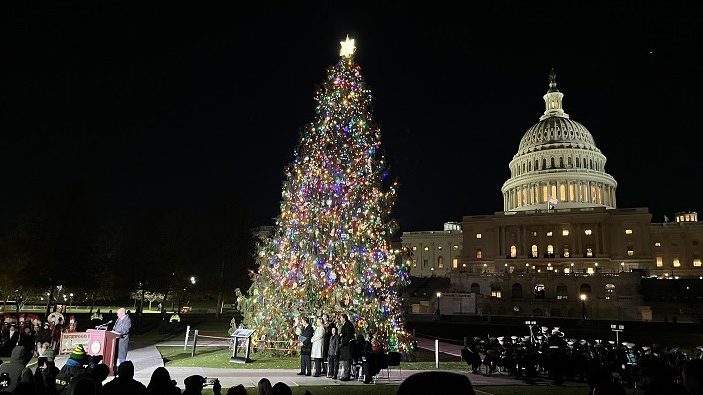 KenworthTruckCo's tweet photo. The U.S. Capitol Christmas tree has been lit! Werner Enterprises drivers, Tim Dean & Jesus Davila, transported the tree with a Kenworth T680 Signature Edition: https://t.co/djnUmFxEjn
#Kenworth #T680Signature #TheDriversTruck #PeoplesTree #USCapitolChristmasTree2023 @WernerEnt_ https://t.co/vXk5is7N8I