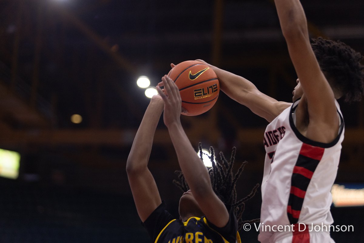 VincentDJohnson's tweet photo. Another photo gallery from the @ChiEliteClassic
is up! #WarrenHS vs. #Bolingbrook. All the photos that didn't make the paper. #ChiEliteClassic
@BHSRaiders @BrookHoops @WTHS_BD_Bball
https://t.co/cZbITNPiOw https://t.co/iA5BKh5Rd3