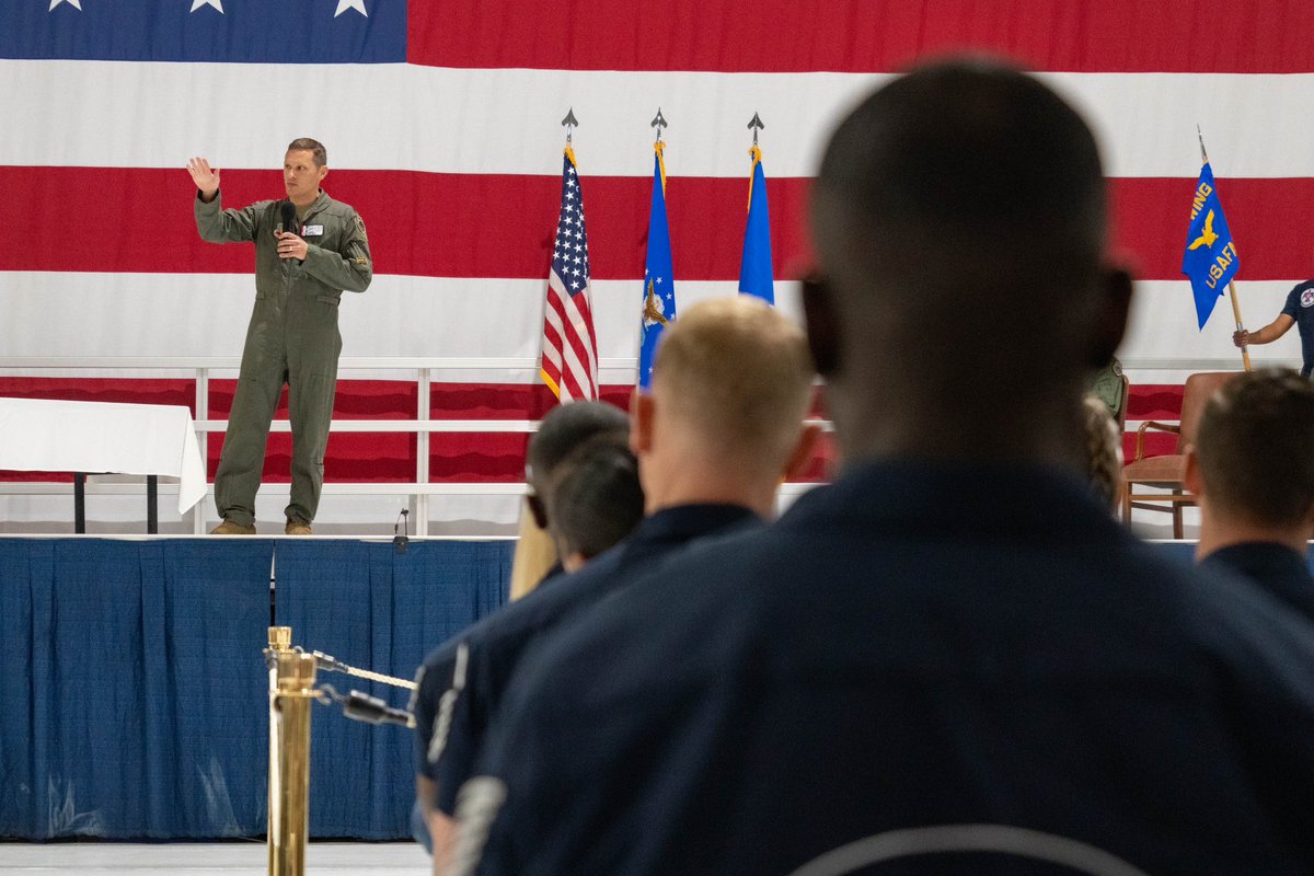 Okay guys, it's official🎉 Today we held our squadron's official change of command ceremony, were we said goodbye to Lt. Col. Justin Elliott, and welcomed our new Thunderbird 1️⃣, commander and leader, Lt. Col. Nathan Malafa! #AmericasTeam #Thunderbirds