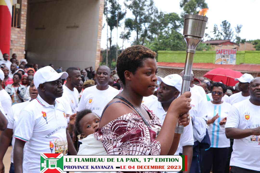 nshingamateka's tweet image. 2/4 Le Flambeau de la Paix s'est acheminé au chef-lieu de la commune #Matongo où il a illuminé les travaux préparatoires du terrain où sera érigé l'immeuble qui servira de bureaux communaux. Il a aussi illuminé le #CDS_Mururi en cours de construction dans la commune #Kayanza.