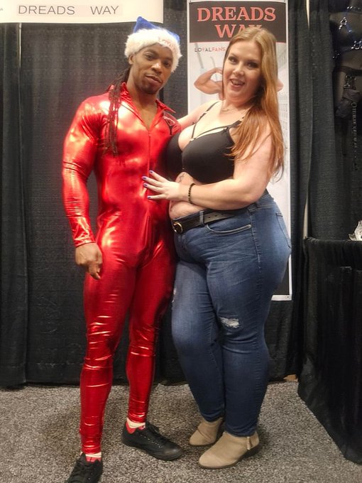 Just me and some cool peeps I seen at exxxotica  @dreads_way @laurennicolexcb @SavvyGxxx @Savanna_Starrr