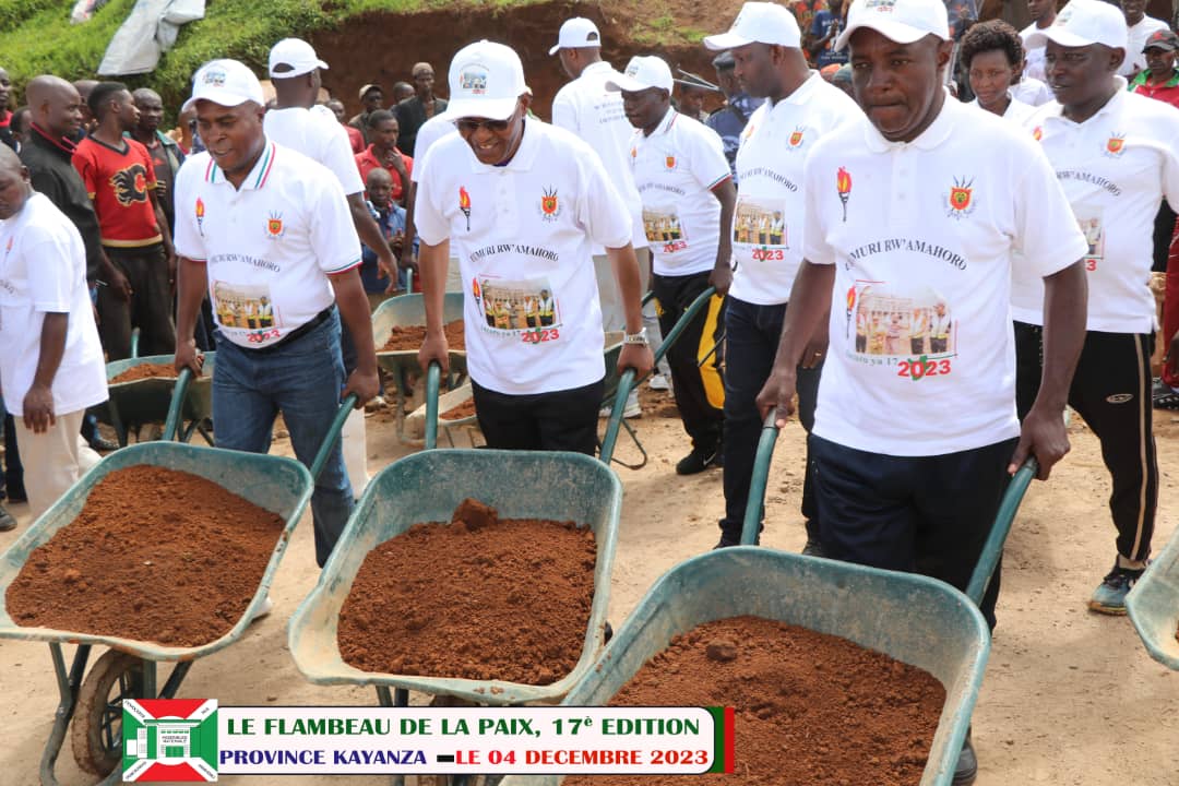 nshingamateka's tweet image. 2/4 Le Flambeau de la Paix s'est acheminé au chef-lieu de la commune #Matongo où il a illuminé les travaux préparatoires du terrain où sera érigé l'immeuble qui servira de bureaux communaux. Il a aussi illuminé le #CDS_Mururi en cours de construction dans la commune #Kayanza.