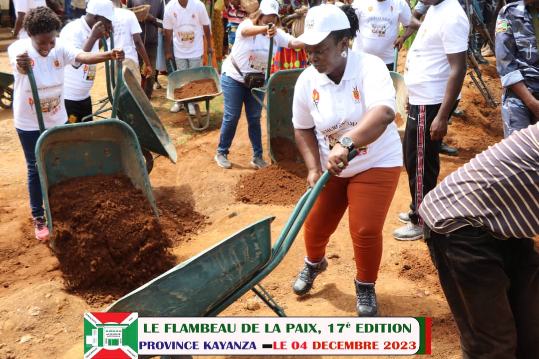 nshingamateka's tweet image. 2/4 Le Flambeau de la Paix s'est acheminé au chef-lieu de la commune #Matongo où il a illuminé les travaux préparatoires du terrain où sera érigé l'immeuble qui servira de bureaux communaux. Il a aussi illuminé le #CDS_Mururi en cours de construction dans la commune #Kayanza.