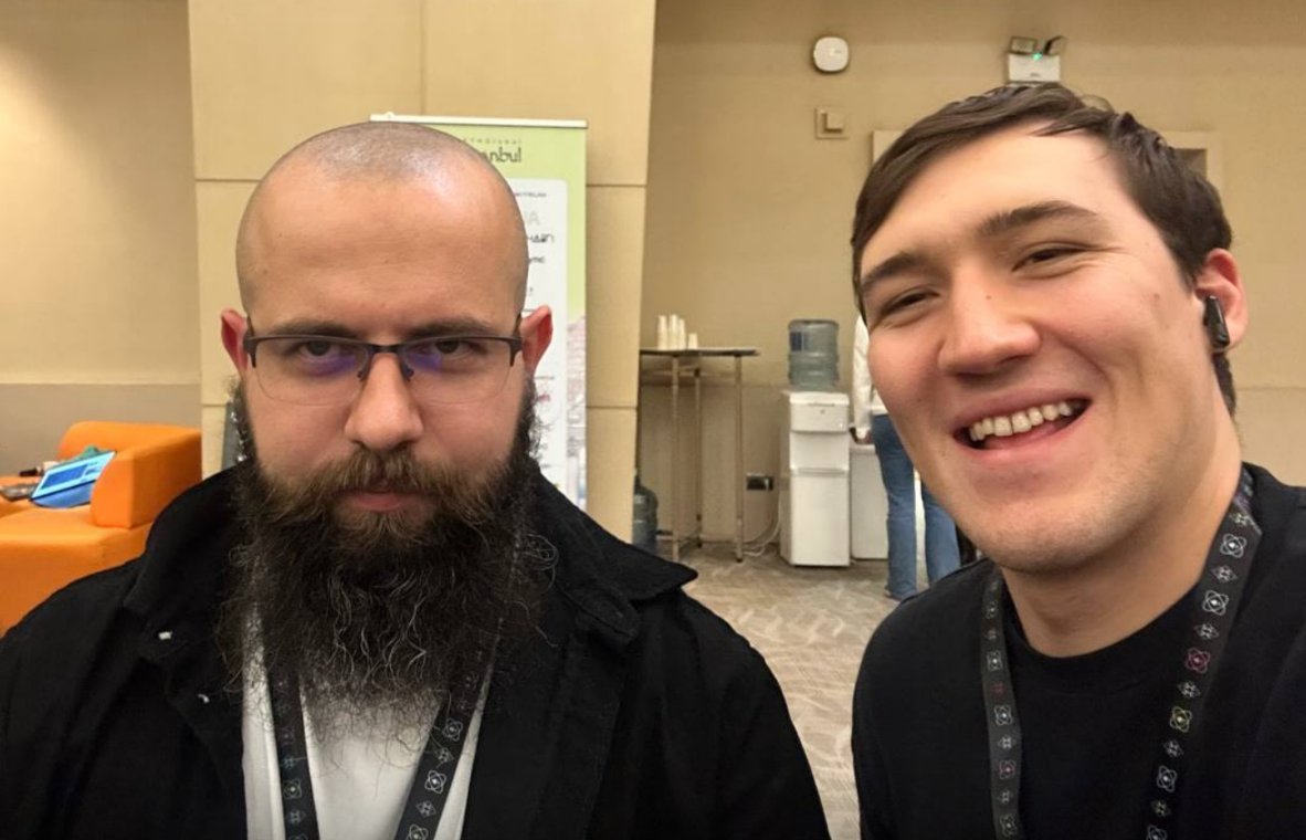 ArtemFMX's tweet image. #ETHGlobal Istanbul 2023 hackathon. 
Try to guess who is developer and product here?
@agotfly